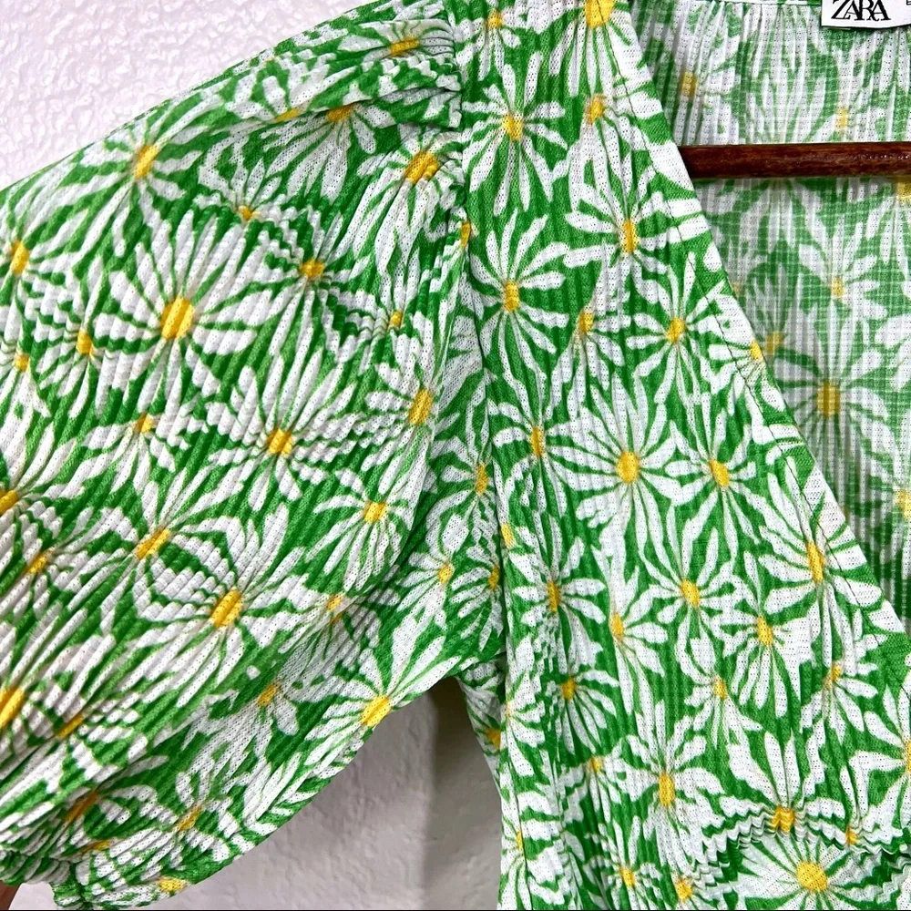 Zara green and white daisy ruched puff sleeve blouse size medium - Picture 4 of 11